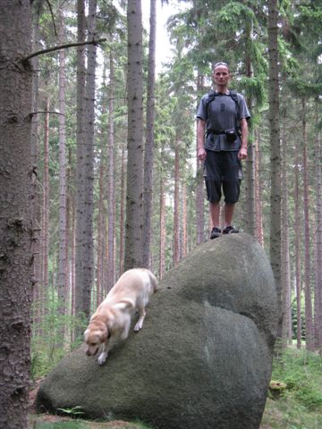 Sáru též baví lezení po kamenech.JPG